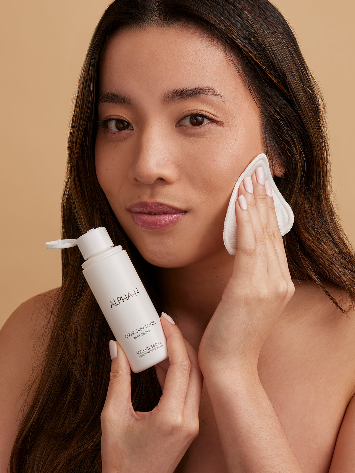 The Alpha-H Clear Skin Tonic is a BHA exfoliating treatment for normal to oily skin designed to decongest pores, control excess oil and minimise bacteria that leads to breakouts.
Powered by 2% salicylic acid, Seboclear MP, Arnica flower, Thyme, Tea Tree and Eucalyptus this magic tonic gently exfoliates and increases skin renewal, with a pH of 3.6 - 4.0 to help decongest and clear pores of debris and excess oil.