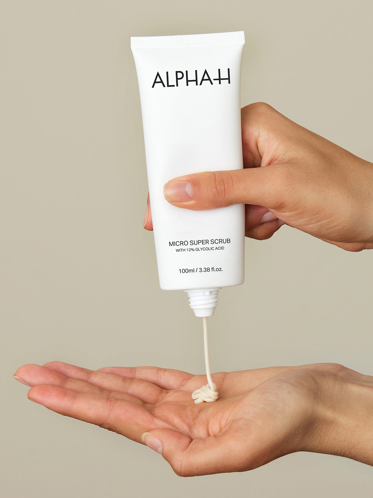 The Alpha-H Micro Super Scrub is an invigorating dual-action physical and chemical exfoliant for normal, combination and oily skin designed to resurface both face and body to reveal a brighter, smoother complexion.
Enriched with 12% glycolic acid, Bamboo stem extract, Macadamia seed oil and caffeine, this super scrub is every bit the hero it sounds.