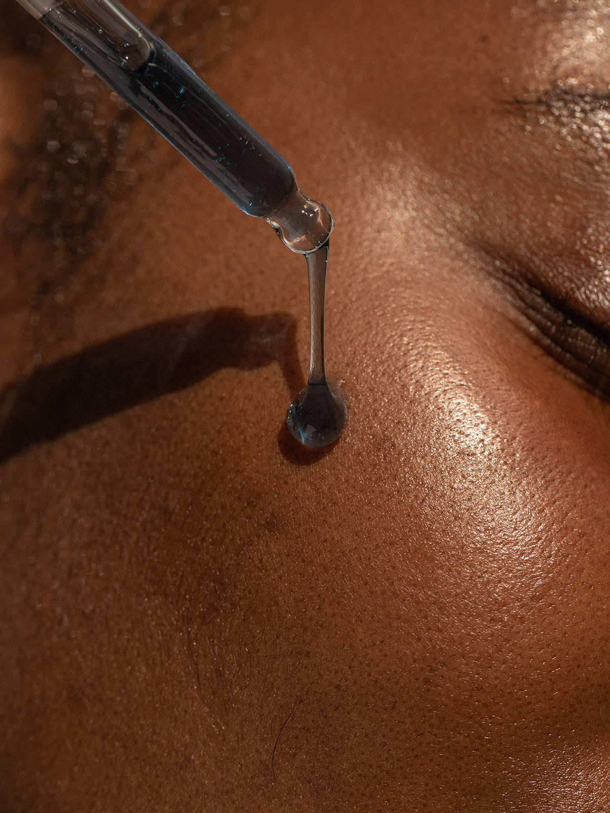 The Alpha-H Vitamin B Serum with 5% Niacinamide is a deeply hydrating serum designed to protect against free radical damage, hydrate and even tone, whilst supporting the skin’s natural barrier function.
Enriched with 5% niacinamide, chia seed, hyaluronic acid and Blue Gardenia extract, this serum is the all-in-one power hitter your skin needs for hydration, fine lines and wrinkles, balancing oils and evening and brightening your skin tone!