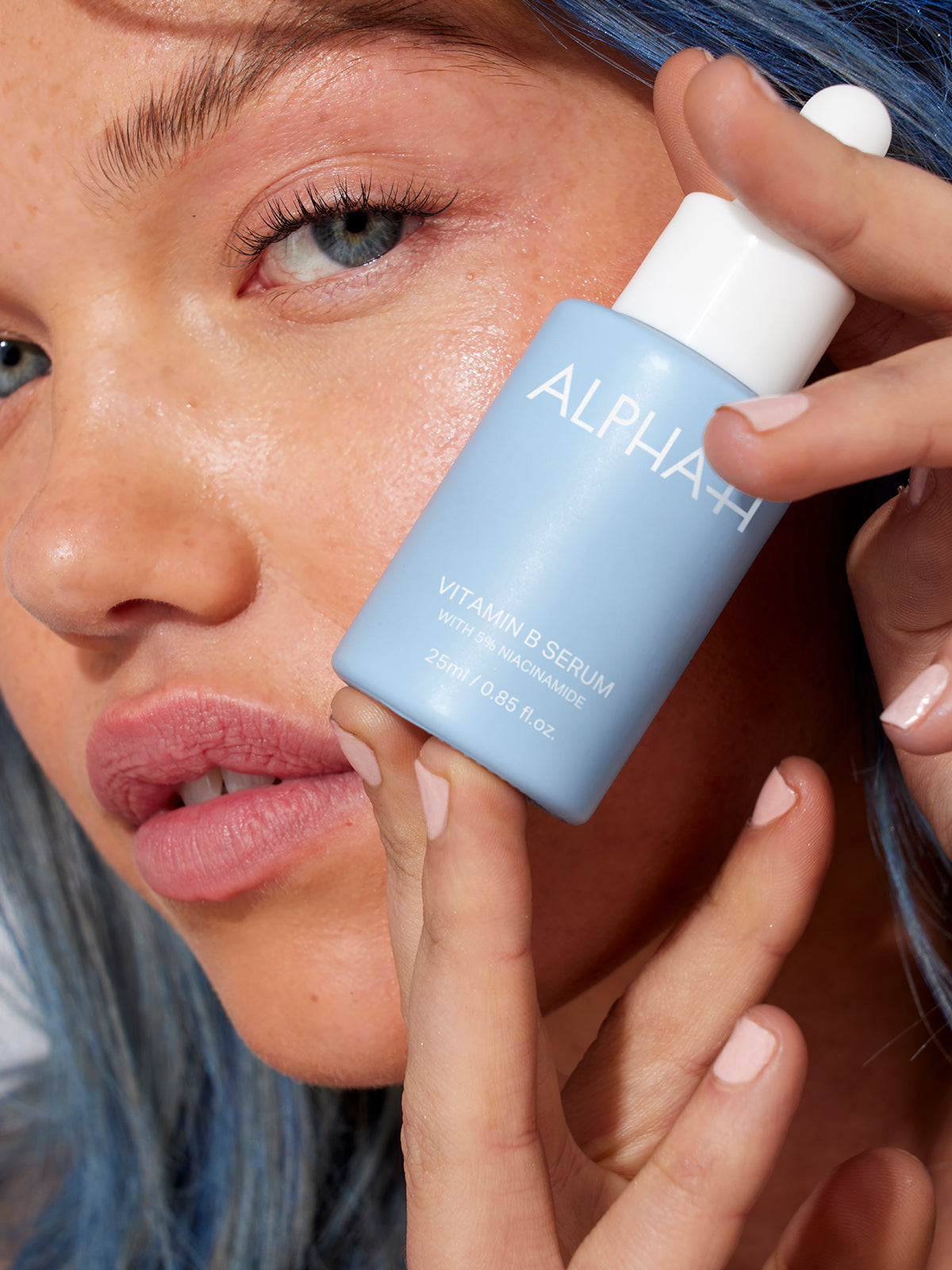 The Alpha-H Vitamin B Serum with 5% Niacinamide is a deeply hydrating serum designed to protect against free radical damage, hydrate and even tone, whilst supporting the skin’s natural barrier function.
Enriched with 5% niacinamide, chia seed, hyaluronic acid and Blue Gardenia extract, this serum is the all-in-one power hitter your skin needs for hydration, fine lines and wrinkles, balancing oils and evening and brightening your skin tone!