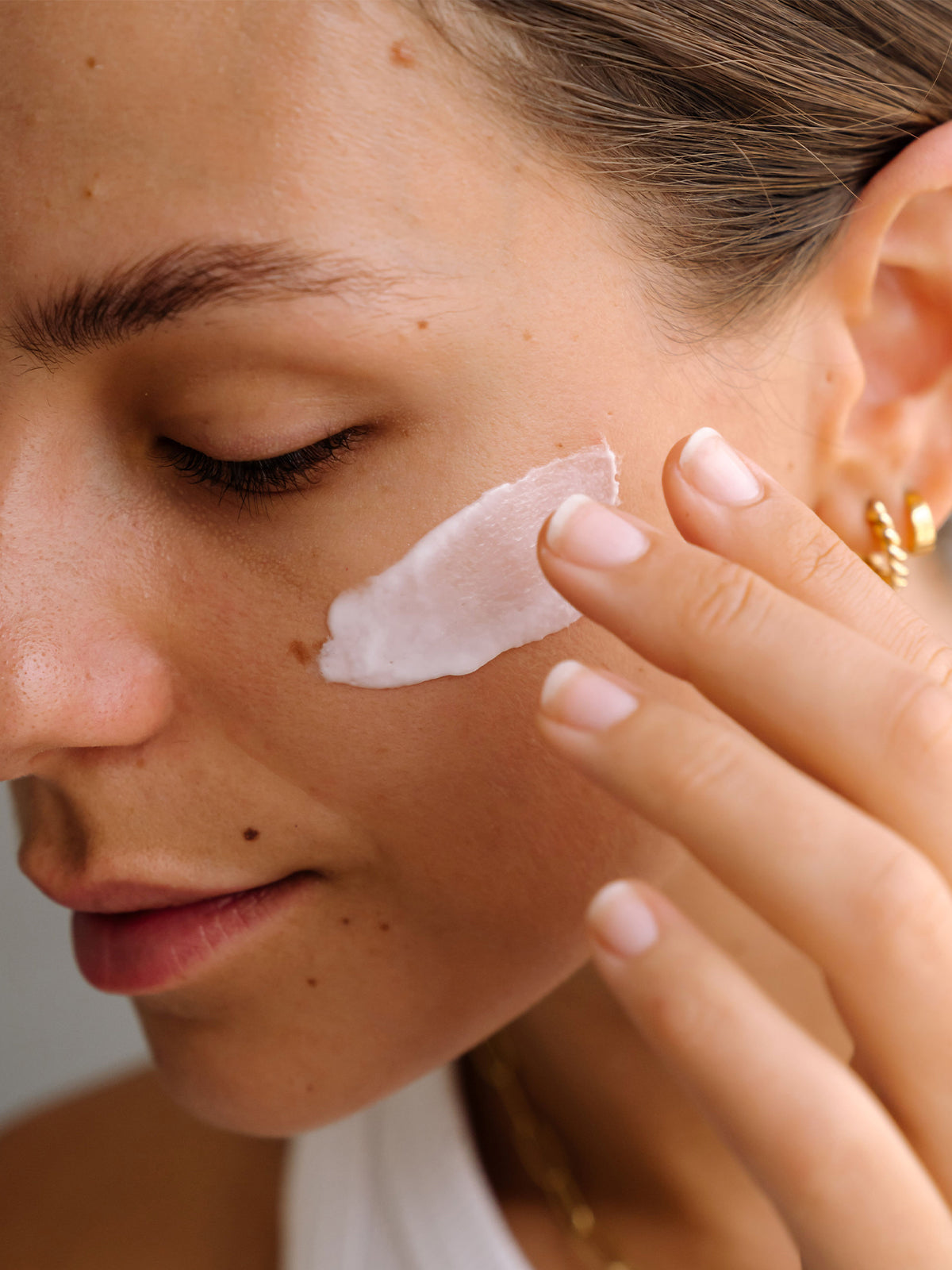 A nourishing velvet cream moisturiser that deeply hydrates and soothes the skin, the Alpha-H Essential Hydration Cream reduces the appearance of redness and is infused with a tranquil Ylang Ylang + Peppermint aroma.