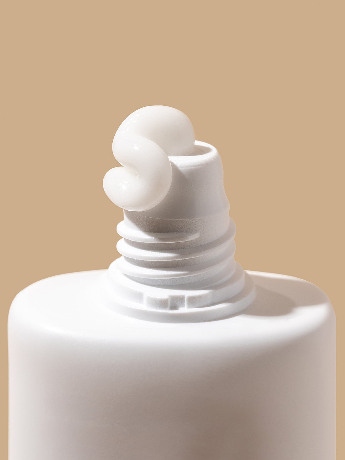 A nourishing velvet cream moisturiser that deeply hydrates and soothes the skin, the Alpha-H Essential Hydration Cream reduces the appearance of redness and is infused with a tranquil Ylang Ylang + Peppermint aroma.
