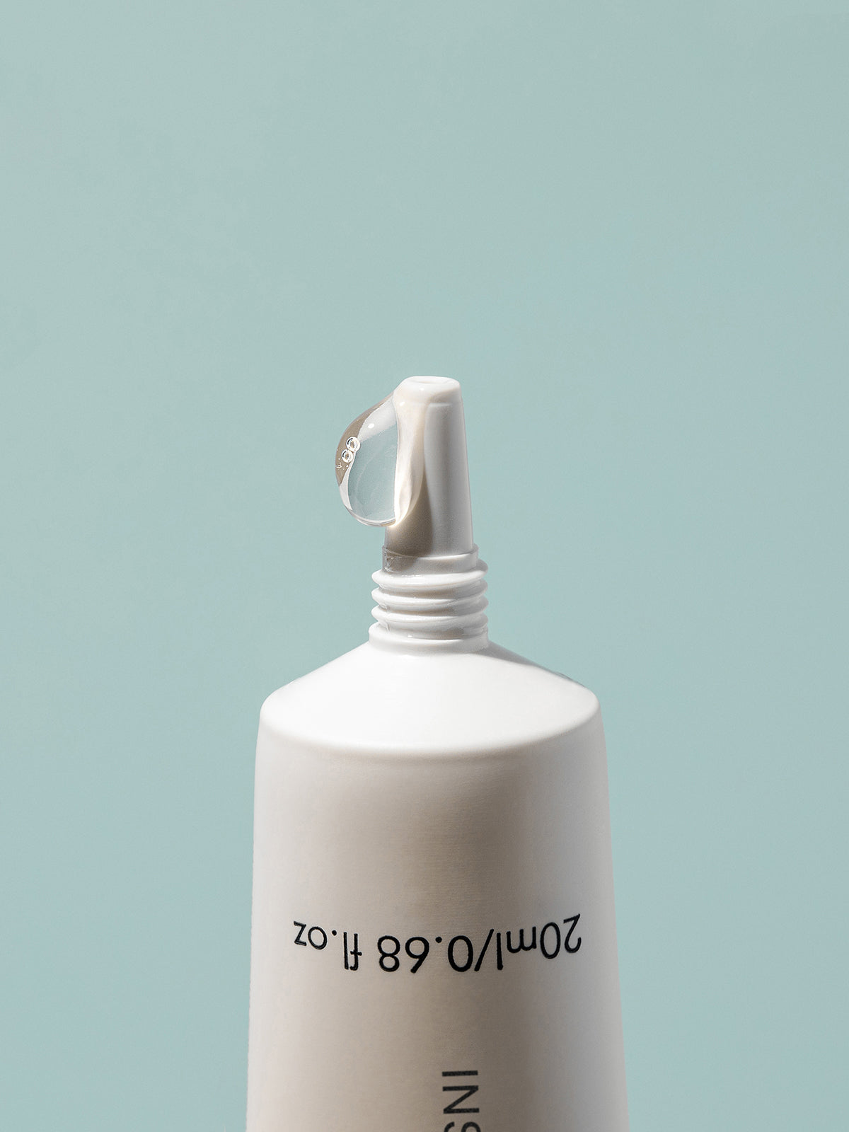 The Alpha-H Instant Action BHA Blemish Treatment is a fast-acting BHA spot treatment for all skin types to decongest pores and reduce the severity of blemishes.
Powered by 2% salicylic acid, 4% niacinamide and wild oregano, this blemish treament zaps active breakouts and helps to regulate sebum production to prevent future breakouts, all while being gentle enough to protect the delicate skin barrier and promote the healthiest, clearest skin you've ever had!