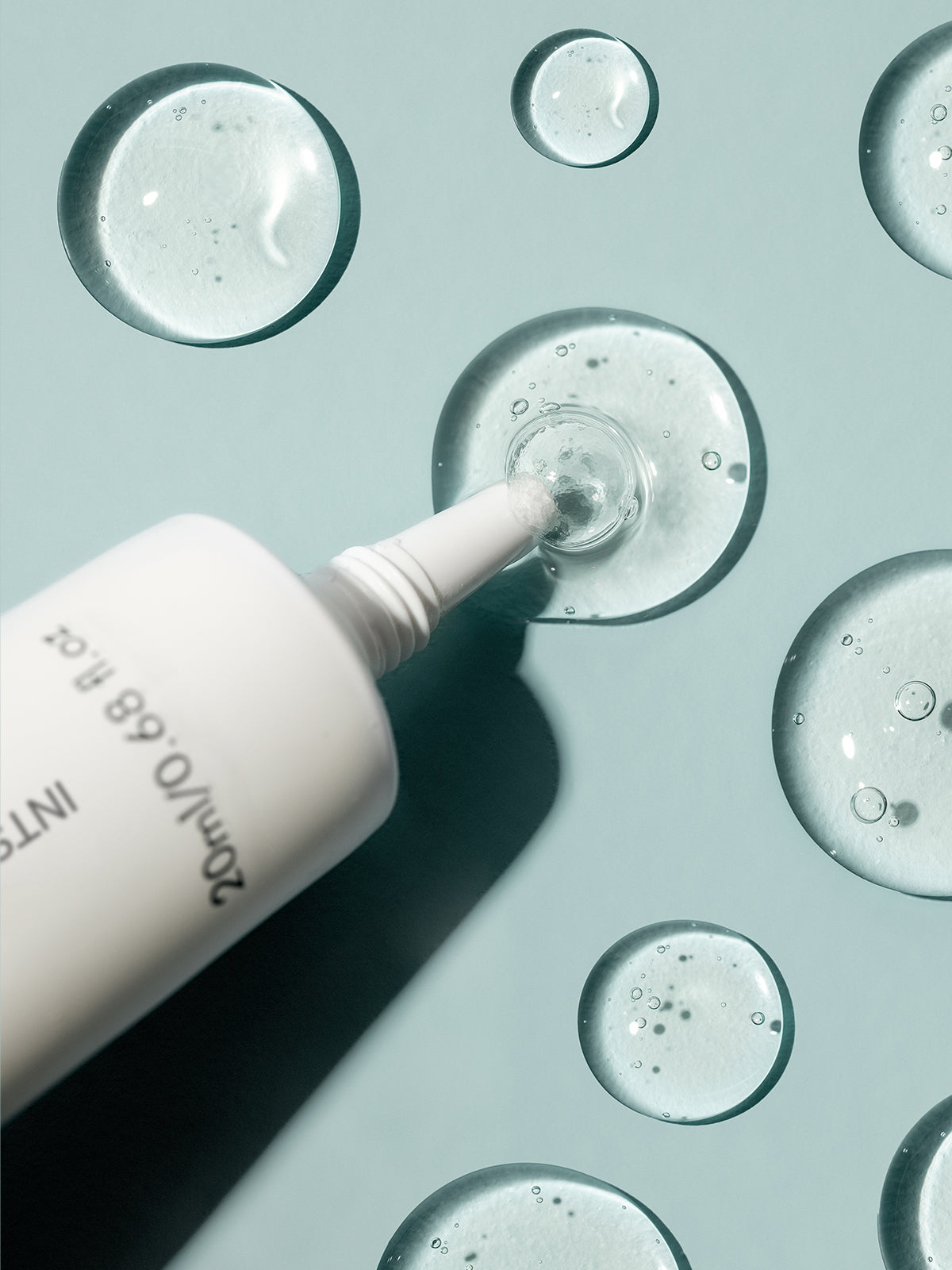 The Alpha-H Instant Action BHA Blemish Treatment is a fast-acting BHA spot treatment for all skin types to decongest pores and reduce the severity of blemishes.
Powered by 2% salicylic acid, 4% niacinamide and wild oregano, this blemish treament zaps active breakouts and helps to regulate sebum production to prevent future breakouts, all while being gentle enough to protect the delicate skin barrier and promote the healthiest, clearest skin you've ever had!