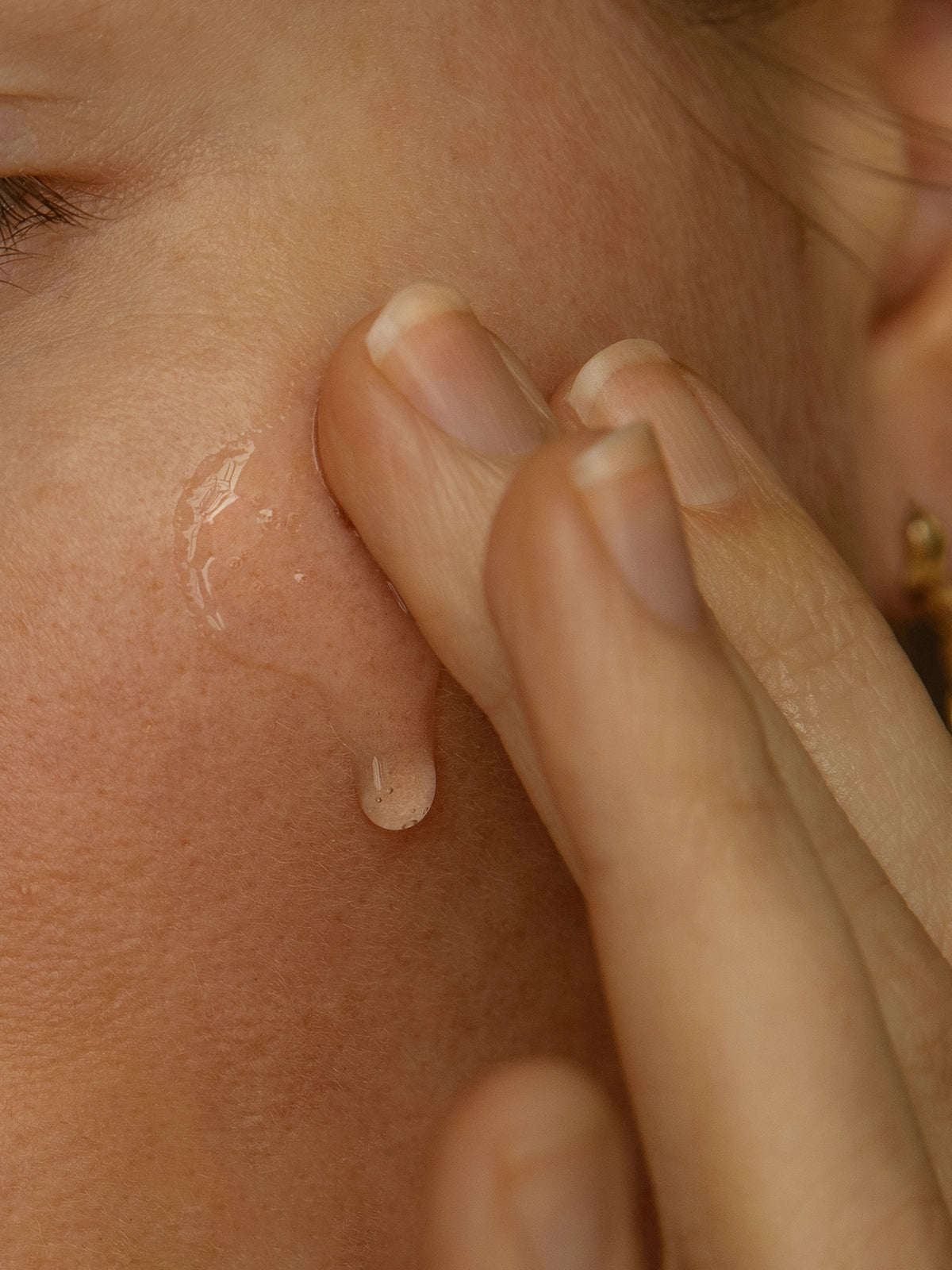 The Alpha-H Instant Action BHA Blemish Treatment is a fast-acting BHA spot treatment for all skin types to decongest pores and reduce the severity of blemishes.
Powered by 2% salicylic acid, 4% niacinamide and wild oregano, this blemish treament zaps active breakouts and helps to regulate sebum production to prevent future breakouts, all while being gentle enough to protect the delicate skin barrier and promote the healthiest, clearest skin you've ever had!