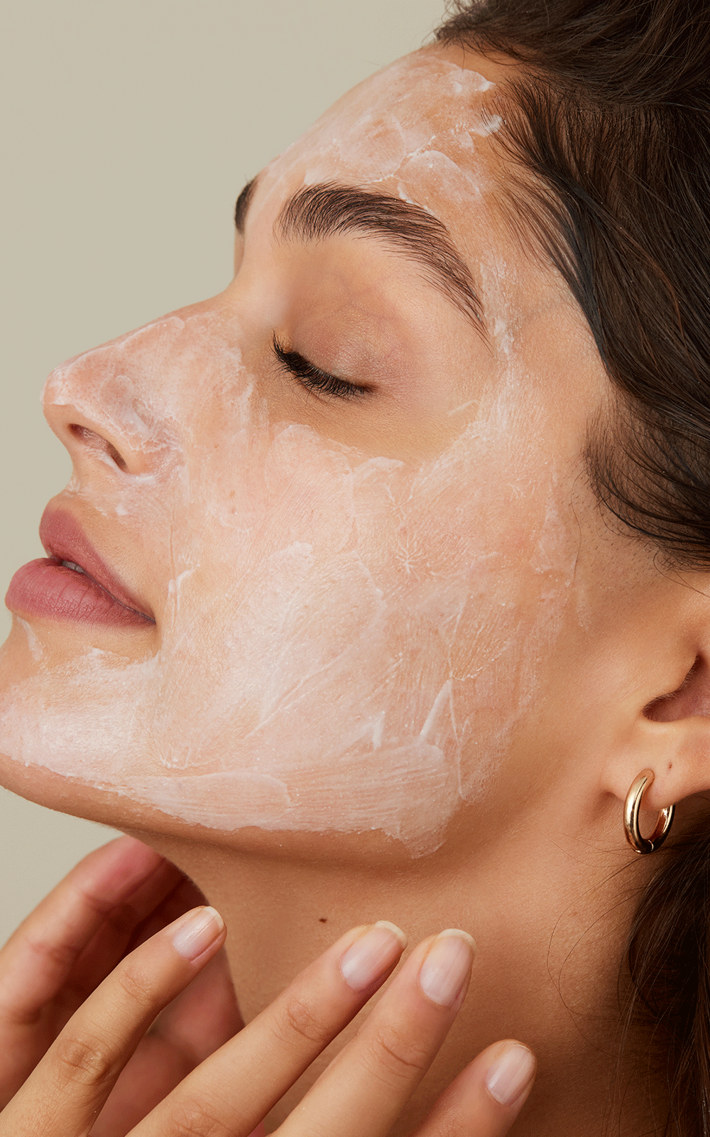The Alpha-H Micro Super Scrub is an invigorating dual-action physical and chemical exfoliant for normal, combination and oily skin designed to resurface both face and body to reveal a brighter, smoother complexion.
Enriched with 12% glycolic acid, Bamboo stem extract, Macadamia seed oil and caffeine, this super scrub is every bit the hero it sounds.
