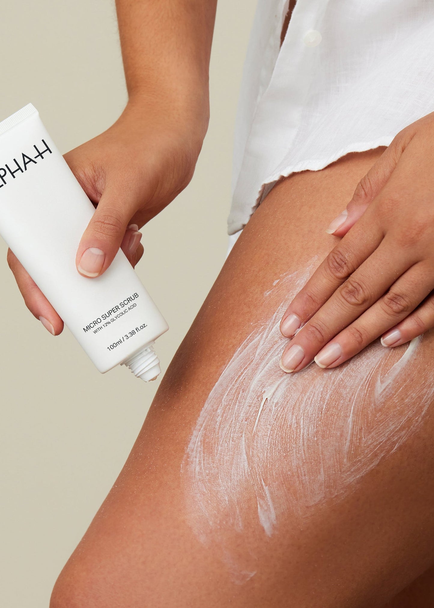 The Alpha-H Micro Super Scrub is an invigorating dual-action physical and chemical exfoliant for normal, combination and oily skin designed to resurface both face and body to reveal a brighter, smoother complexion.
Enriched with 12% glycolic acid, Bamboo stem extract, Macadamia seed oil and caffeine, this super scrub is every bit the hero it sounds.