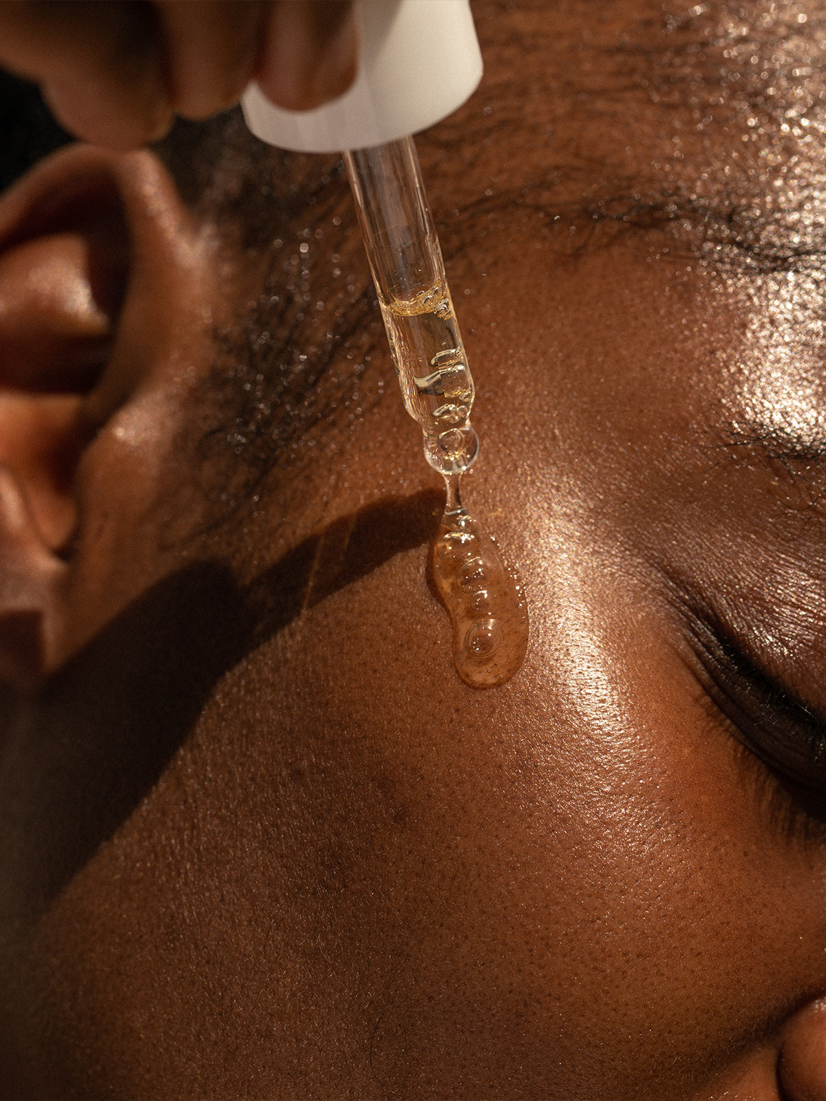 The Alpha-H Vitamin C Serum with 10% Ethyl Ascorbic Acid is a hydrating daily serum packed with gentle, but powerful new generation Vitamin C to boost brightness, even tone and give your complexion a healthy glow.
Enriched with 10% Ethyl ascorbic acid, Hyaluronic acid, Grape seed extract and Liquorice root extract, this serum is the brightening natural glow your skin needs. Say hello to a beautiful even skin tone that sings HEALTH in no time.