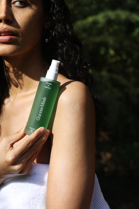 The Gracious Minds Beyond the Surface Hydrating Face Mist/Toner is a hybrid serum mist designed to instantly hydrate and soothe the skin’s barrier on the face and neck, while enhancing the underlying skin elasticity.
Infused with potent green superfoods like Wheatgrass, Japanese Knotweed (Resveratrol), and Gotu Kola, it nourishes the skin, while Pea Peptides work to boost hydration and provide skin protection.