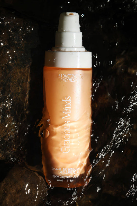 The Gracious Minds Bioactive Enzymes Instant Brightening Exfoliant is a natural 2-in-1 facial exfoliator that instantly brightens and renews the skin.
Fruit enzymes from Papaya, Sugarcane, and Australian Native Finger Lime contain natural alpha hydroxy acids (AHAs) that brighten and dissolve dead skin cells whilst finely ground pumice acts as a gentle physical exfoliant.