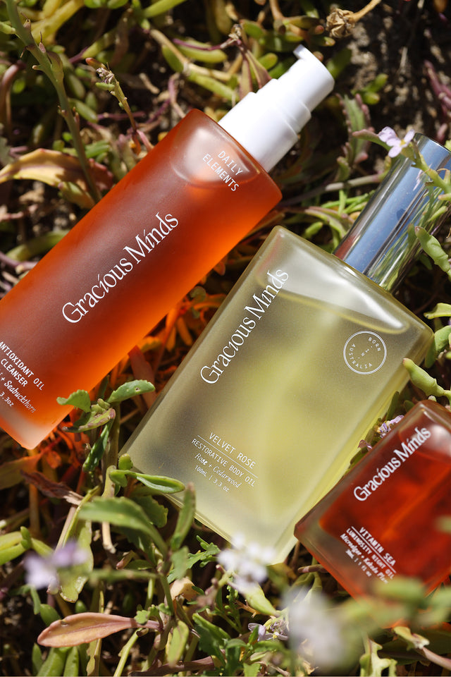 The Gracious Minds Daily Elements Antioxidant Oil to Instant Milk Cleanser is formulated with a silky blend of high strength antioxidants (including Sea buckthorn and Sacha Inchi) to counteract free radicals and pollution from the skin.
The Gracious Minds Daily Elements Antioxidant Oil to Instant Milk Cleanser deeply cleanses the pores and removes makeup, to reveal a fresh, revitalised complexion.
This gentle daily cleanser transforms from oil to a light milk and leaves skin feeling fresh and hydrated.