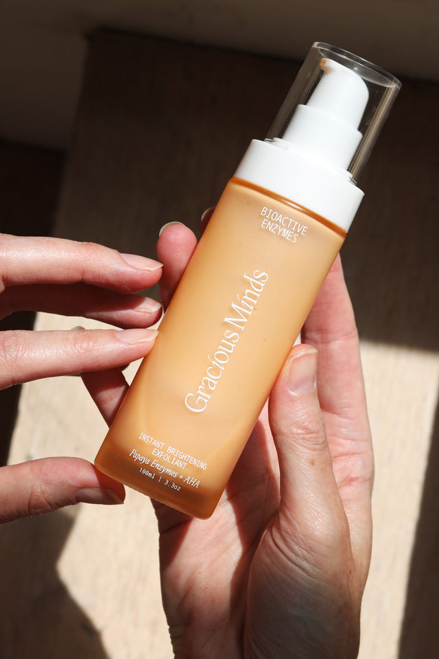 The Gracious Minds Bioactive Enzymes Instant Brightening Exfoliant is a natural 2-in-1 facial exfoliator that instantly brightens and renews the skin.
Fruit enzymes from Papaya, Sugarcane, and Australian Native Finger Lime contain natural alpha hydroxy acids (AHAs) that brighten and dissolve dead skin cells whilst finely ground pumice acts as a gentle physical exfoliant.