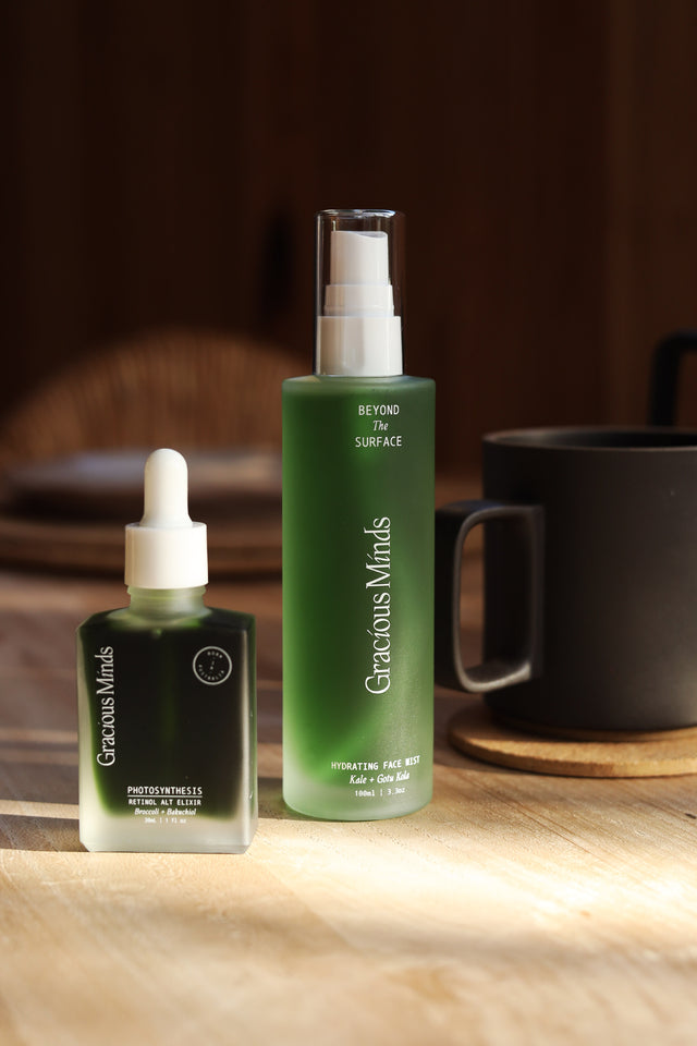 The Gracious Minds Beyond the Surface Hydrating Face Mist/Toner is a hybrid serum mist designed to instantly hydrate and soothe the skin’s barrier on the face and neck, while enhancing the underlying skin elasticity.
Infused with potent green superfoods like Wheatgrass, Japanese Knotweed (Resveratrol), and Gotu Kola, it nourishes the skin, while Pea Peptides work to boost hydration and provide skin protection.