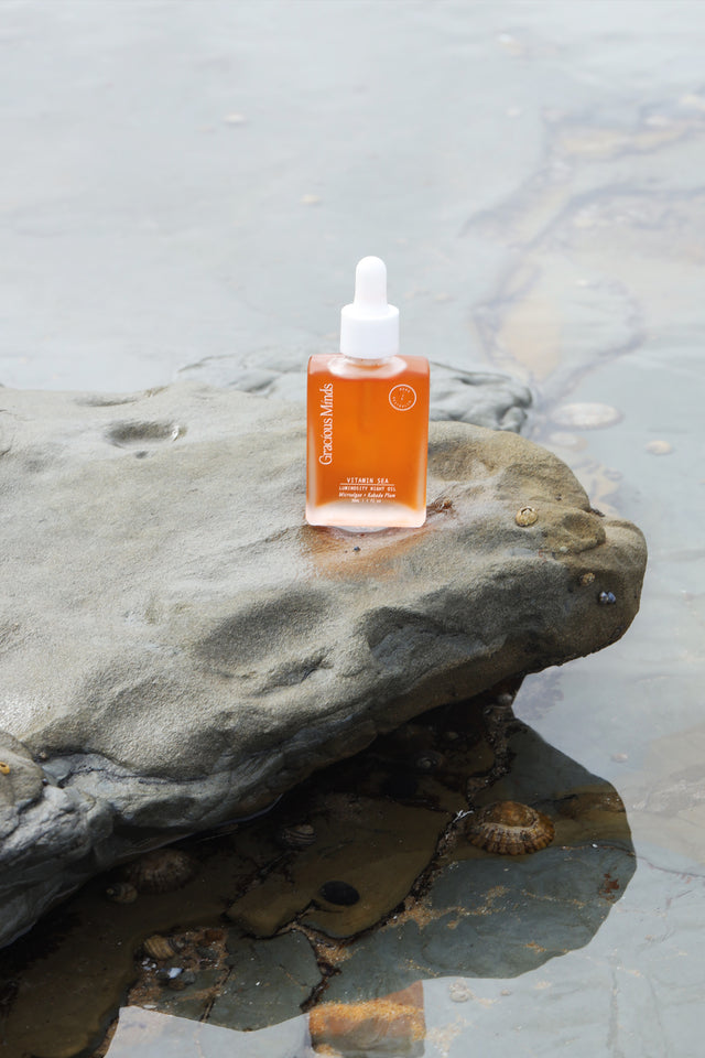 The Gracious Minds Vitamin Sea Luminosity Night Oil is a nutrient rich blend of nature’s most advanced antioxidant extracts to repair and deeply nourish your sensitive skin. This silky, red-orange brightening oil targets fine lines, elasticity, tone and dullness while you sleep. Vitamin C, Omegas 3,6 and 9, and powerful antioxidants encourage collagen synthesis whilst repairing, smoothing and brightening the skin overnight.