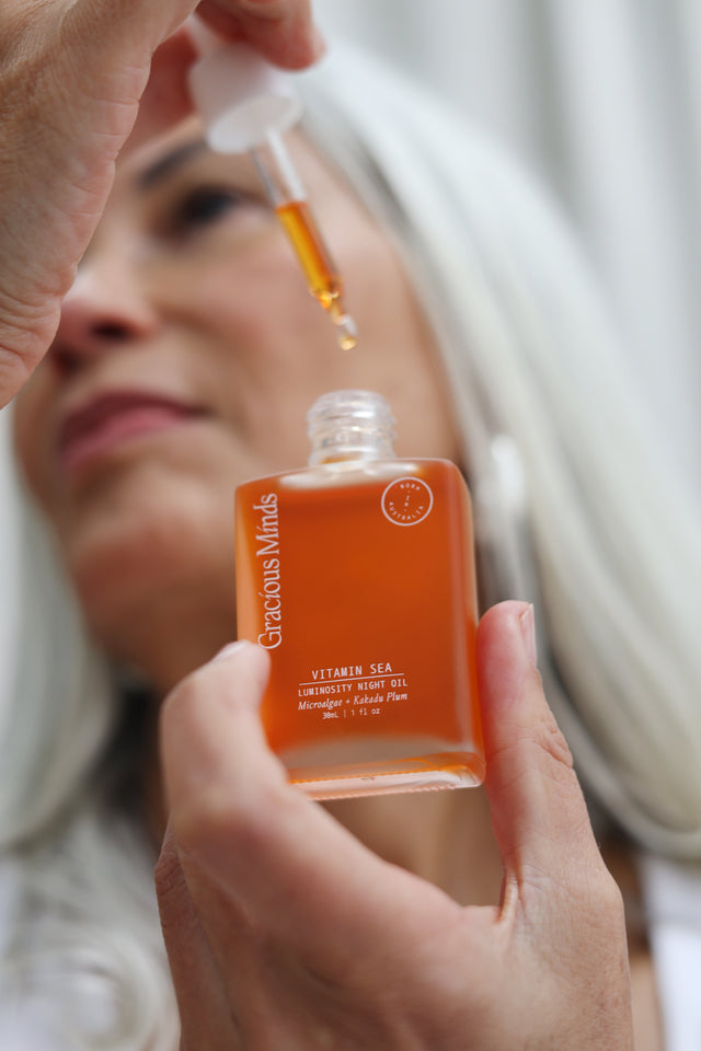 The Gracious Minds Vitamin Sea Luminosity Night Oil is a nutrient rich blend of nature’s most advanced antioxidant extracts to repair and deeply nourish your sensitive skin. This silky, red-orange brightening oil targets fine lines, elasticity, tone and dullness while you sleep. Vitamin C, Omegas 3,6 and 9, and powerful antioxidants encourage collagen synthesis whilst repairing, smoothing and brightening the skin overnight.
