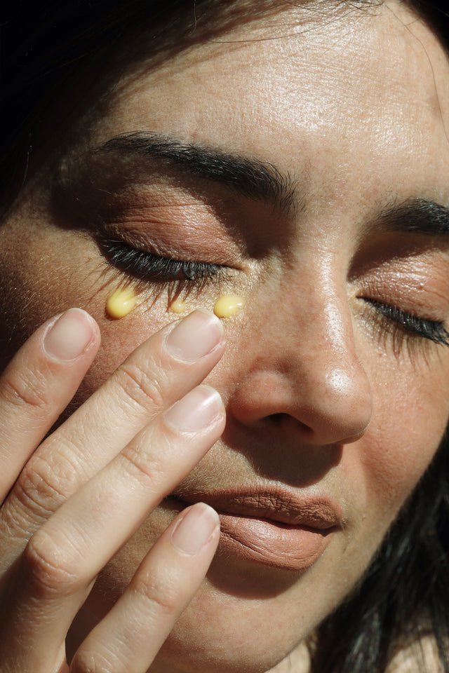 The Gracious Minds Nectar Complex Firming Eye Serum is an award winning (Beauty Shortlist Awards 2025 winner) skin-firming and volumizing serum to help tighten the delicate under eye area whilst boosting collagen. Packed with heavy hitters including Hyalronic Acid, Carrot Seed Oil, Rosehip Oil and more, this eye cream has everything you need to nourish and support the eye area against ageing and environmental factors.
