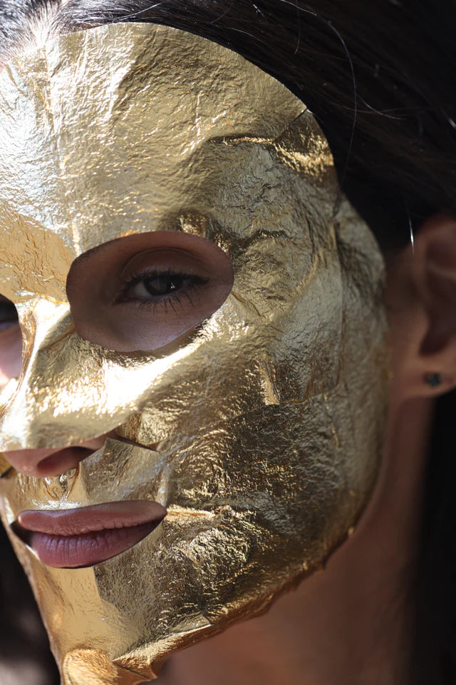 The Gracious Minds Rejuvenation Gold Sheet Mask is a premium, gold foil sheet mask infused with a powerful combination of renewing AHA fruit enzymes and adaptogens. It will gently exfoliate your skin revealing smooth, radiant and revitalised skin.