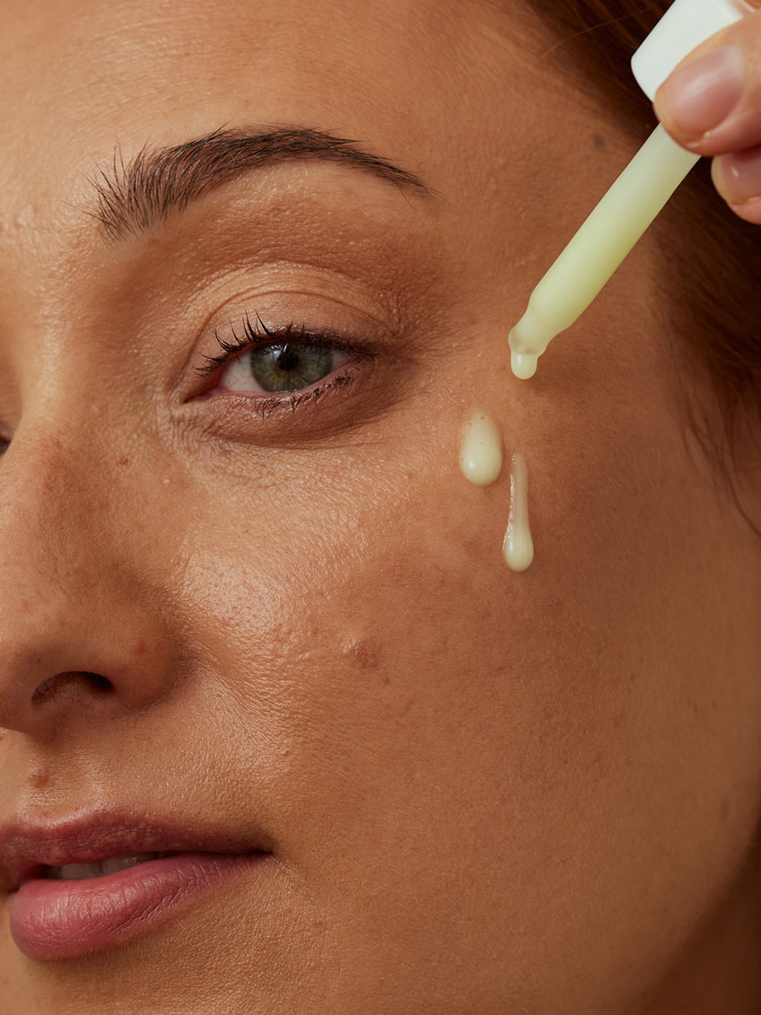 Experience our best-selling Vitamin Serums with this Alpha-H Vitamin Discovery Kit, a 4-piece mini serum guide curated by experts to help you achieve the best results for your skin. Trial Alpha-H's range of serums, formulated to firm, hydrate, brighten and restore your skin.