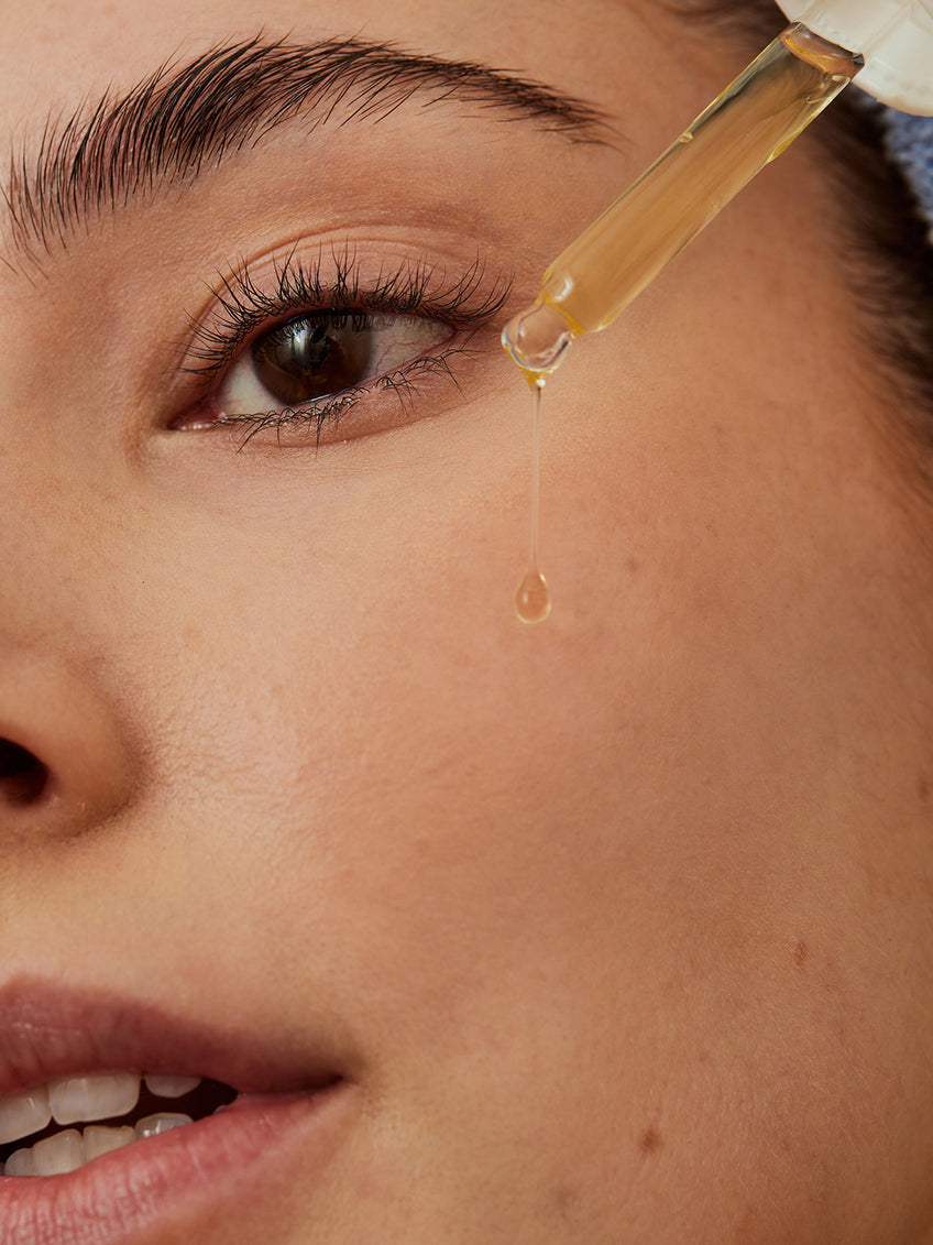 Experience our best-selling Vitamin Serums with this Alpha-H Vitamin Discovery Kit, a 4-piece mini serum guide curated by experts to help you achieve the best results for your skin. Trial Alpha-H's range of serums, formulated to firm, hydrate, brighten and restore your skin.
