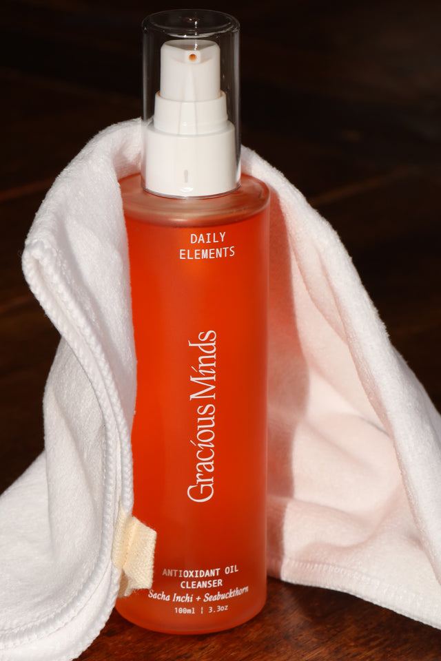 The Gracious Minds Daily Elements Antioxidant Oil to Instant Milk Cleanser is formulated with a silky blend of high strength antioxidants (including Sea buckthorn and Sacha Inchi) to counteract free radicals and pollution from the skin.

The Gracious Minds Daily Elements Antioxidant Oil to Instant Milk Cleanser deeply cleanses the pores and removes makeup, to reveal a fresh, revitalised complexion.

This gentle daily cleanser transforms from oil to a light milk and leaves skin feeling fresh and hydrated.